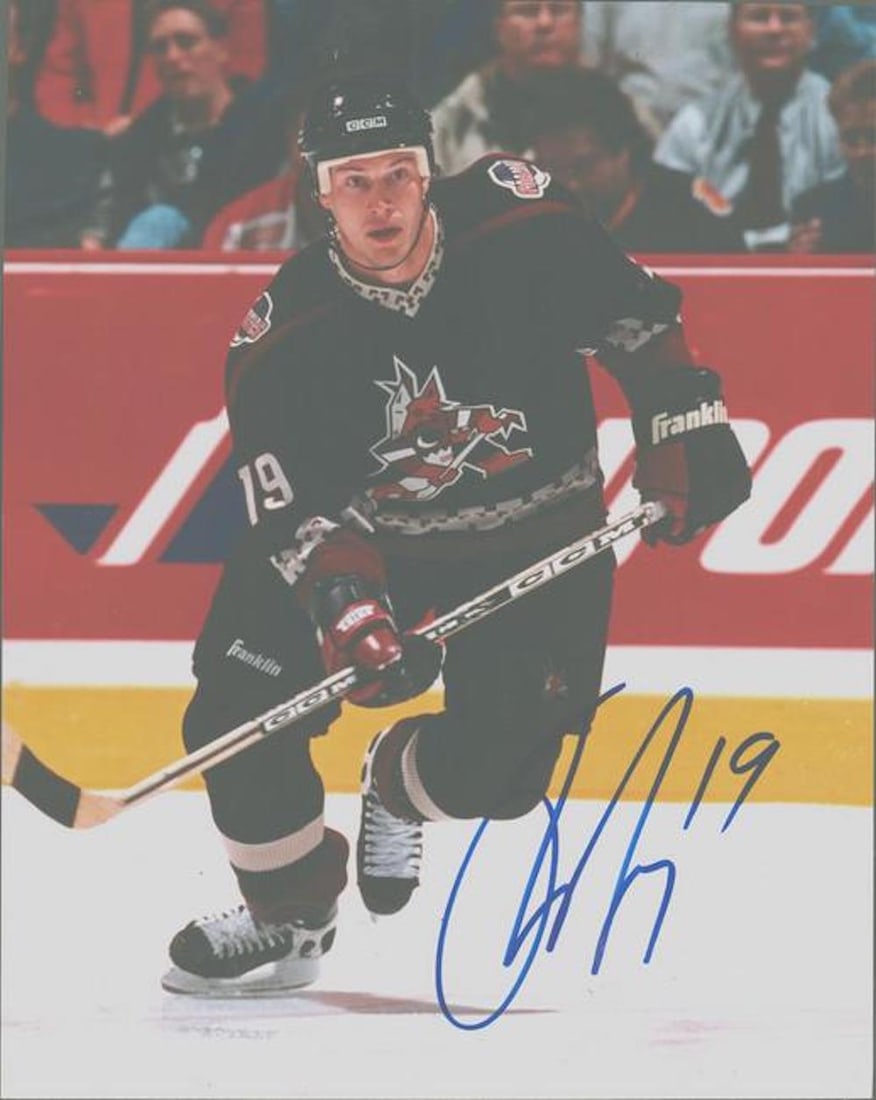 Shane Doan - SIGNED 8 X 10 PHOTOGRAPH W/COA: Shane Doan - SIGNED 8 X 10 PHOTOGRAPH W/COA. A SIGNED PHOTOGRAPH OF SHANE DOAN. SIGNED BY HIM. COMES WITH COA. VERY GOOD CONDITION