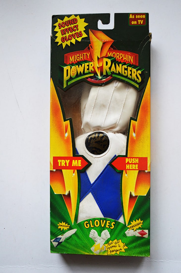VINTAGE MIGHTY MORPHIN POWER RANGERS GLOVE: VINTAGE MIGHTY MORPHIN POWER RANGERS GLOVE. MEASURES AT 12 INCHES. NEVER USED