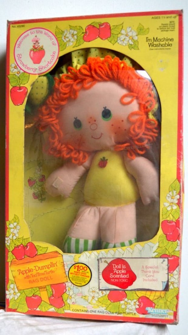 APPLE DUMPLIN WITH TEA TIME TURTLE RAG DOLL: APPLE DUMPLIN WITH TEA TIME TURTLE RAG DOLL. DOLL IS APPLE SCENTED (NON TOXIC) AND MACHINE WASHABLE. COMPLETE AND INTACT. MIN IN BOX. PLASTIC COVERING ON BOX IS "BEAT UP" WITH TEARS (SEE PICTURES).