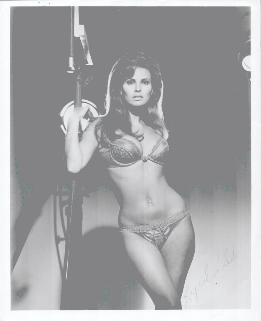 HELLO KITTY MINI LUNCH KIT: HELLO KITTY MINI LUNCH KIT. NEW. NEVER USED (57)