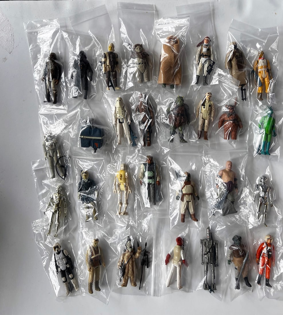 STAR WARS 30 ACTION FIGURINES - 3 3/4": STAR WARS 30 ACTION FIGURINES- 3 3/4" . COMPLETE AND INTACT, 100% WITH ACCESSORIES. SPECIAL PRICE. GET ALL 30 ACTION FIGURES FOR $600. GRAB IT WHILE IS AVAILABLE