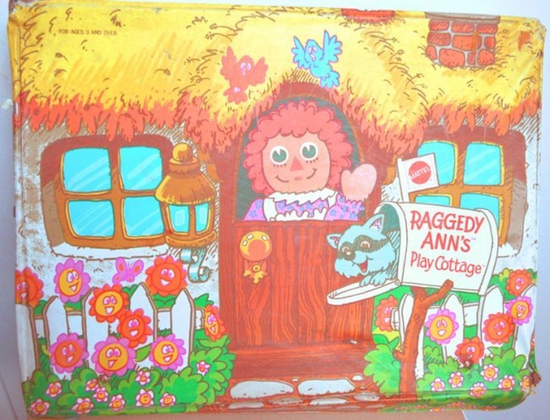 RAGGEDY ANN'S PLAY COTTAGE: RAGGEDY ANN'S PLAY COTTAGE. BY MATTEL. MINT IN BOX. COMPLETE AND INTACT. BOX SHOWS SOME SHELFWEAR. BOX MEASURES AT 19X5X5