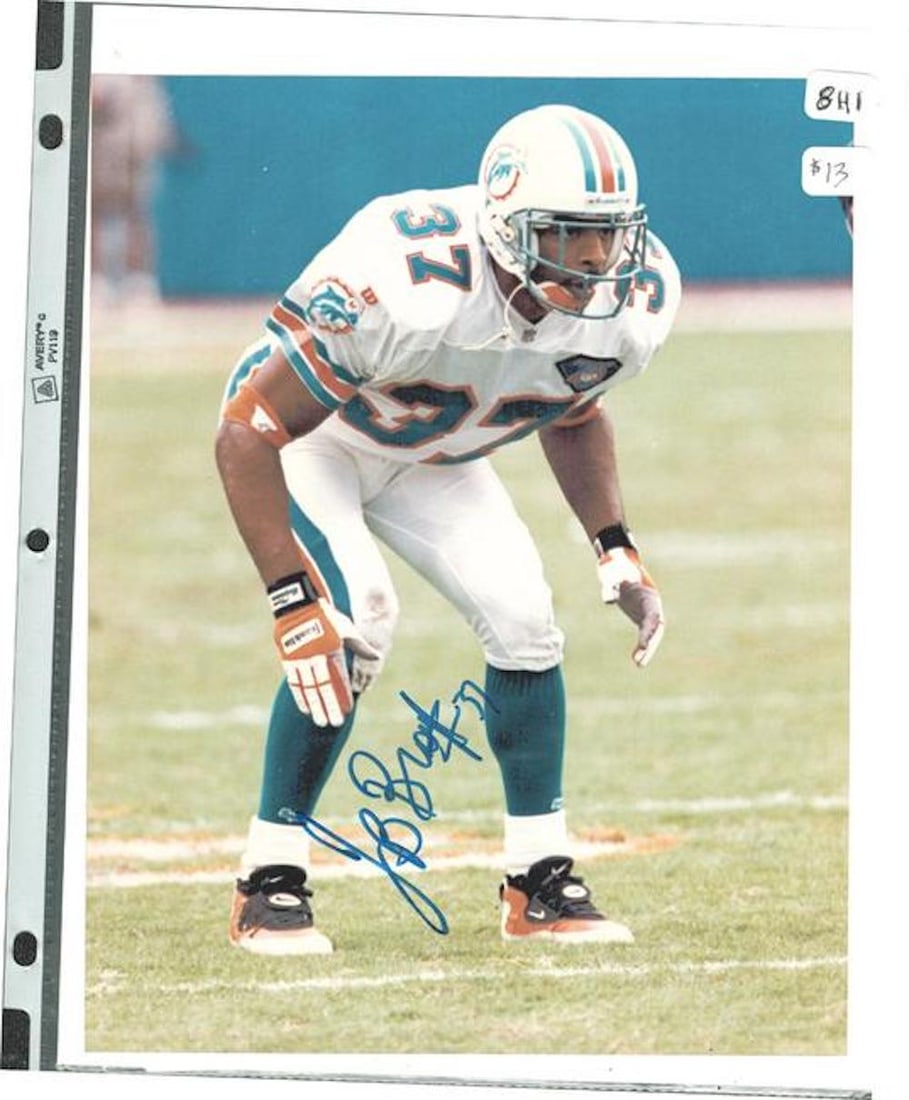 JB Brown - SIGNED 8 X 10 PHOTOGRAPH W/COA: JB Brown - SIGNED 8 X 10 PHOTOGRAPH W/COA. A SIGNED PHOTOGRAPH OF JB BROWN. SIGNED BY HIM. COMES COA. VERY GOOD CONDITION