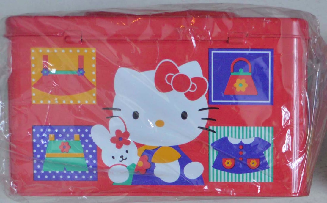 "HELLO KITTY" LUNCH KIT: HELLO KITTY LUNCH KIT. NEW. MINT IN A BOX (59)