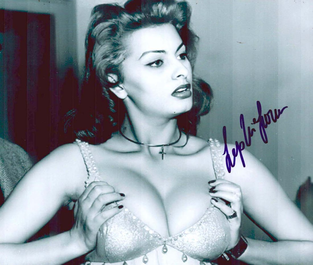 Sophia Loren - 10 x 8 Signed Photograph: Sophia Loren - 10 x 8 Signed Photograph. A signed photograph of Sophia Loren. Signed by her. Very good condition