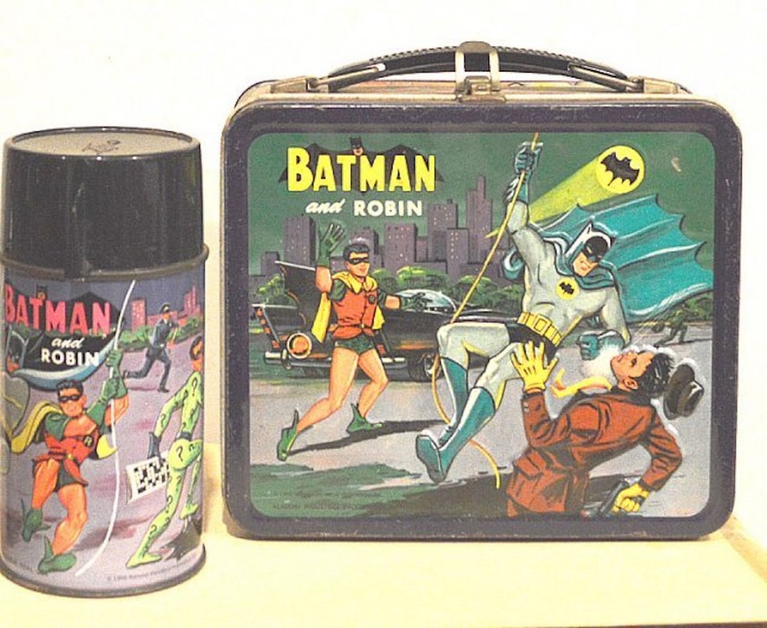 ALADDIN "BATMAN & ROBIN" LUNCH BOX W/ THERMOS. 1966: ALADDIN "BATMAN & ROBIN" LUNCH BOX W/ THERMOS. 1966.THIS ITEM HAS SOME VISIBLE SCRATCHES ON THE OUTSIDE, BUT IS USABLE AND IN GOOD CONDITION. THE INSIDE HAS MINOR SCRATCHES ON TOP COVER (SEE PICTU