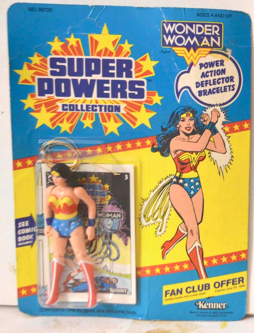 SUPER POWERS "WONDER WOMAN" ACTION FIGURINE ON CARD: SUPER POWERS "WONDER WOMAN" ACTION FIGURINE ON CARD. PART OF SUPER POWERS COLLECTION. NEW AND NEVER USED. THE CARD IS "UN-PUNCHED." IT SHOWS SOME AGING. THE FIGURINE IS IN MINT CONDITION.