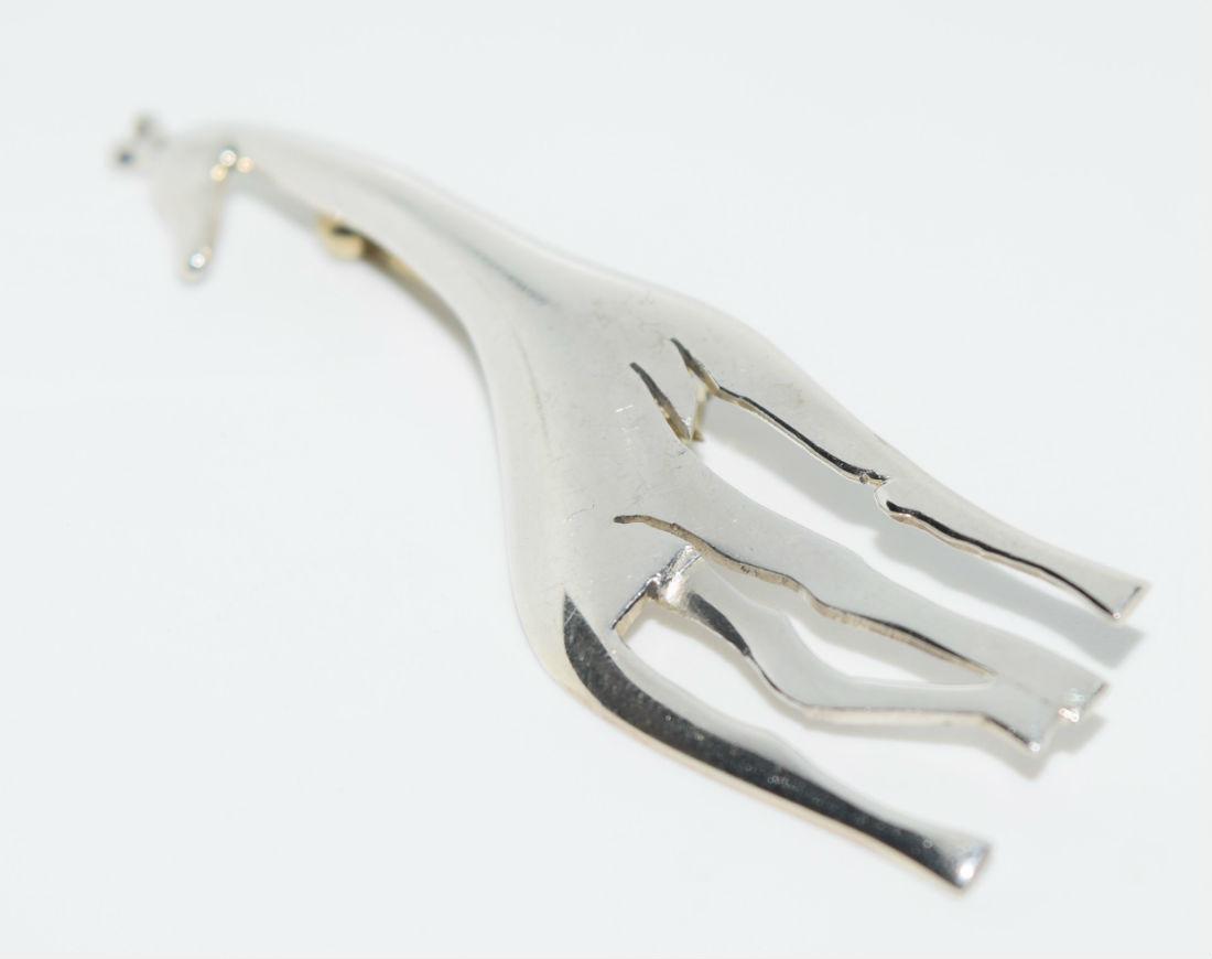 Signed Sue B Sterling Silver Giraffe Brooch: Signed Sue B sterling silver giraffe brooch | Measurement: 2.1" height x 0.6" width