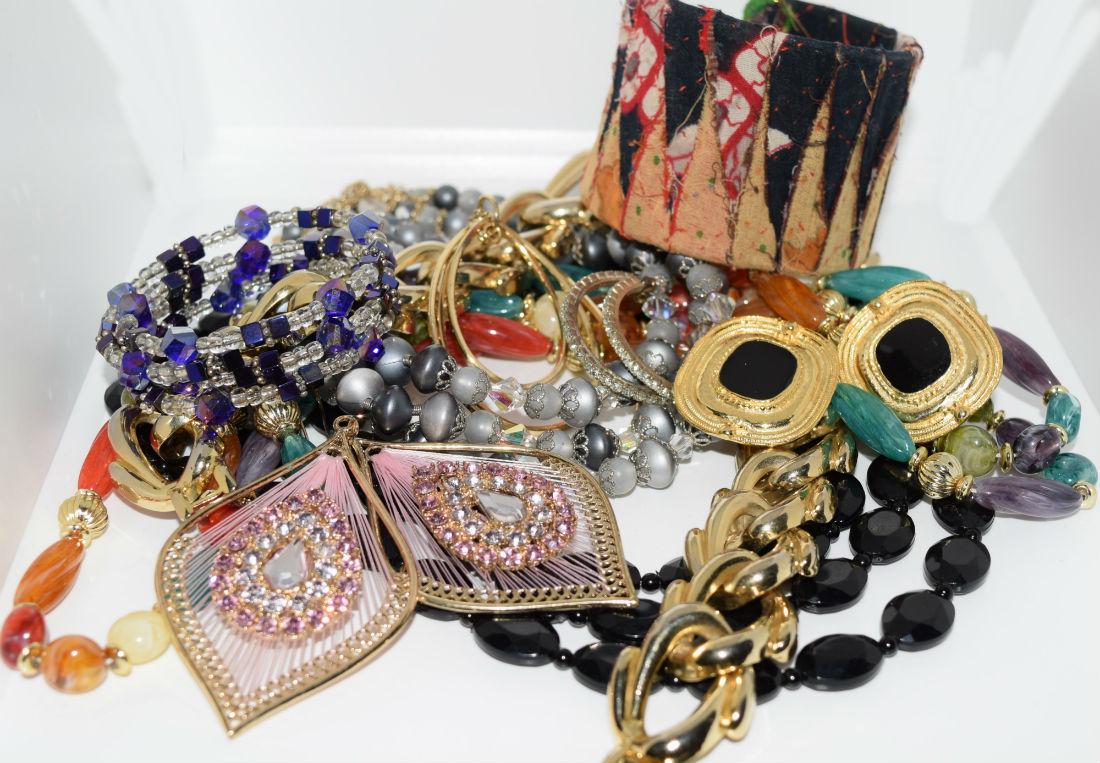 10 piece lot of fashion jewelry (1 of 4)