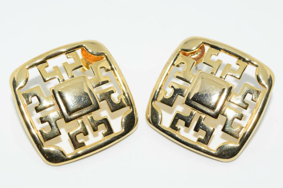 Gold tone earrings: Gold tone earrings | Measurement: 1.5” drop