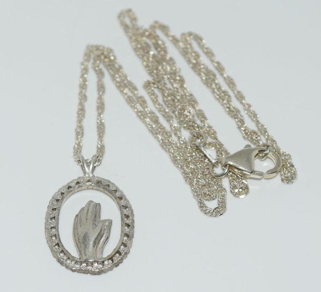 VTG Silver Praying Hands Necklace (1 of 2)