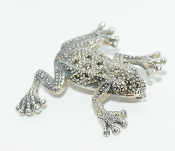 VTG Sterling Marcasite Frog Pendant/Pin: This Sterling Silver Marcasite Covered Frog Pendant / Brooch measures 31.9mm x 30mm.