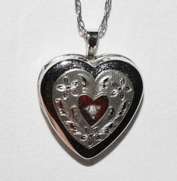 VTG Silver Heart Locket Necklace (1 of 4)