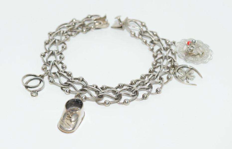Vintage Sterling Silver Charm Bracelet w/4 Charm (1 of 5)