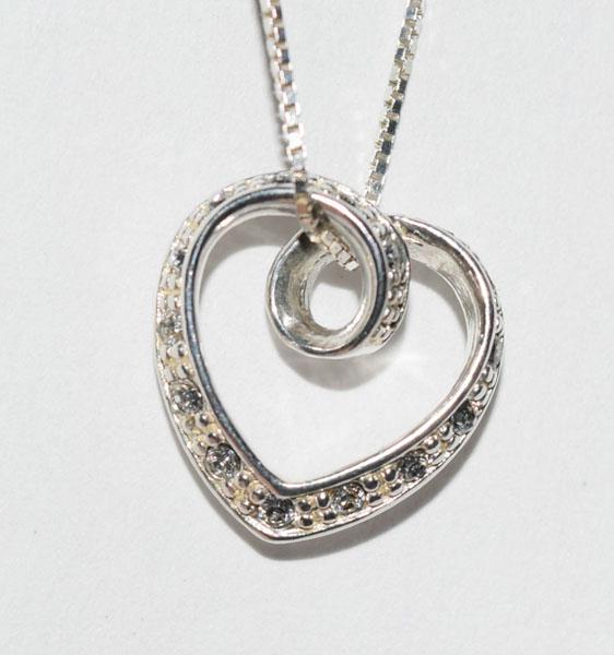 VTG Silver Avon Loop Heart Necklace (1 of 4)