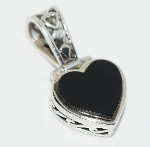 VTG Silver Onyx Heart Pendant (1 of 4)