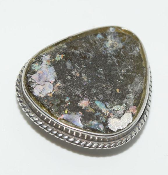 VTG Silver Abalone Pendant/Brooch: This 14.2gram Vintage Silver & Raw Abalone Pendant measures 24.5 x 28.5mm. It can also be worn as a Brooch & has an unknown makers mark stamped 925.
