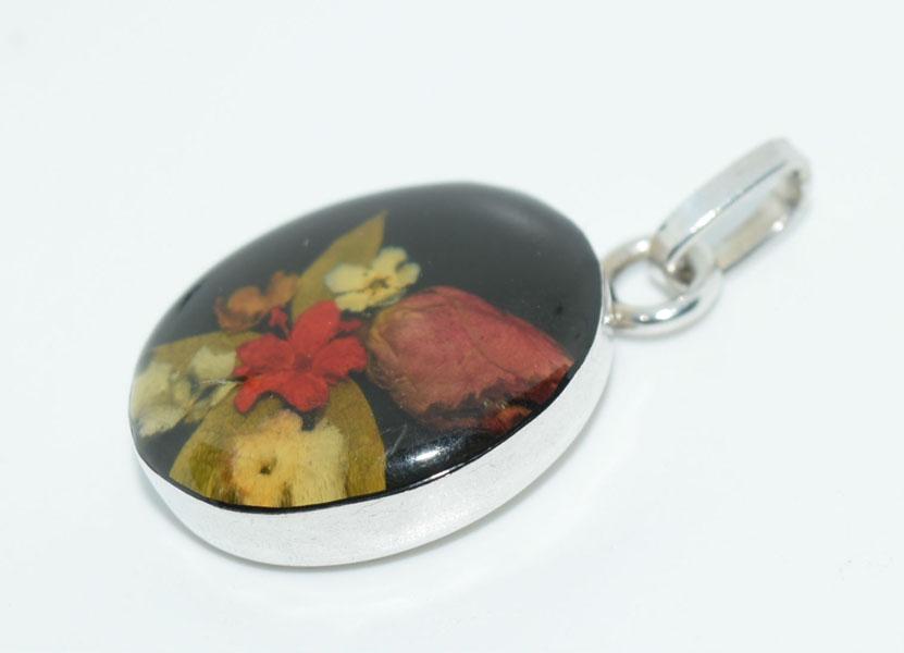 Sterling Silver Dried Flower Pendant: This Vintage Sterling Silver oval pendant measures 17.3mm with a 31.7mm drop with dried flowers in resin.