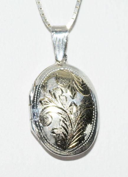 VTG Sterling Oval Locket Necklace (1 of 3)