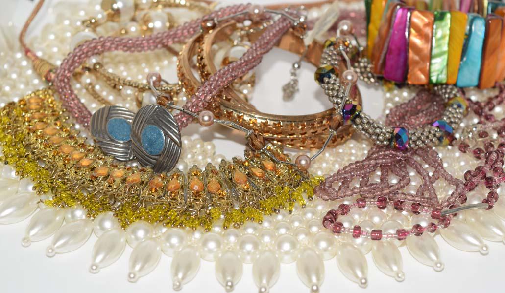 10 Piece Costume Jewelry Lot (1 of 5)