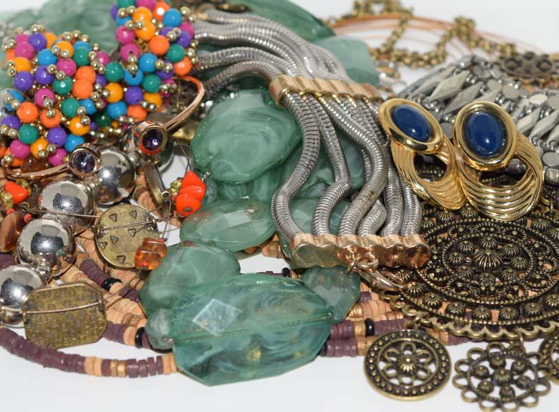 10 Piece Costume Jewelry Lot (1 of 5)