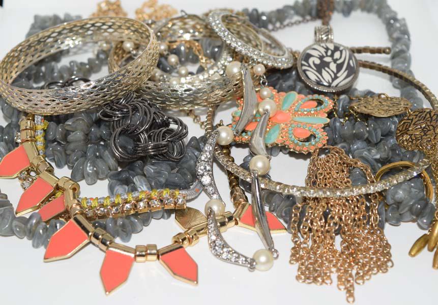 10 Piece Costume Jewelry Lot (1 of 5)
