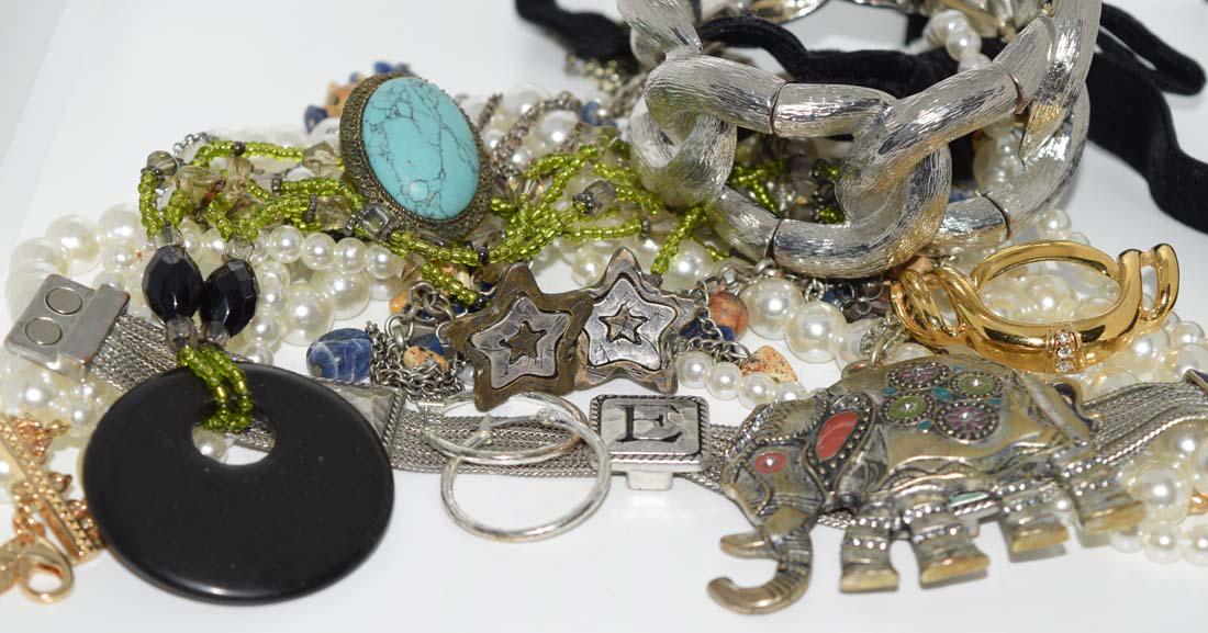 10 Piece Costume Jewelry Lot (1 of 4)
