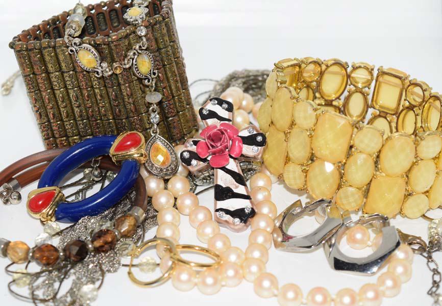 10 Piece Costume Jewelry Lot (1 of 4)