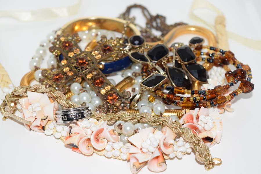 10 Piece Costume Jewelry Lot (1 of 6)