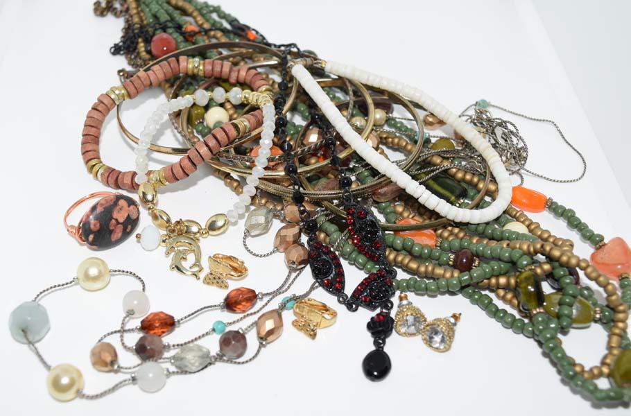 10 Piece Fashion Lot of Jewelry (1 of 3)