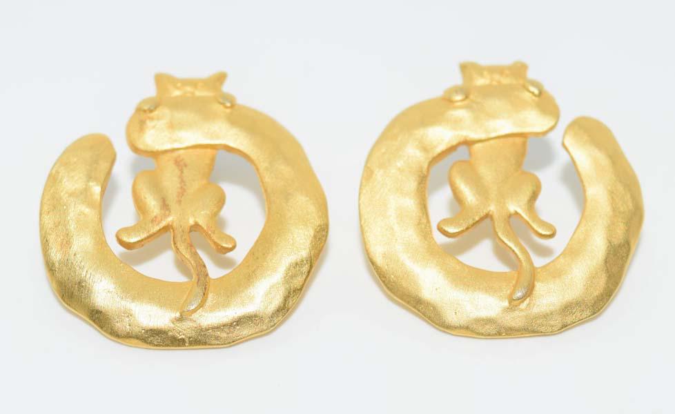 Signed JJ Gold Tone Cat Earrings: Gold tone cat earrings | Measurement: 27.5mm x 26mm | Note: Scratches on 1 earring
