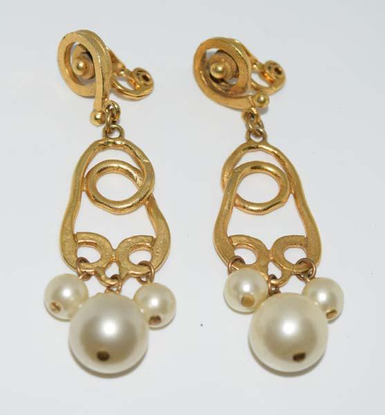 Monet Gold Tone Faux Pearl Earrings: Monet gold tone faux pearl dangle clip-on earrings | Measurement: 77mm drop, 20.4mm width