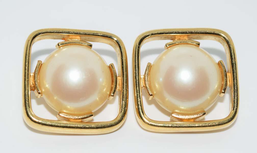 Monet Gold Tone Faux Pearl Clip-on Earrings: Monet gold tone faux pearl clip-on earrings | Measurement: 29mm diameter