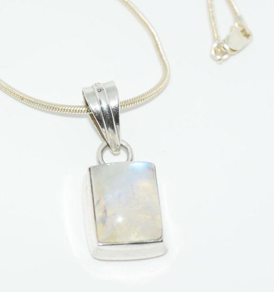 VTG Sterling Polished Moonstone Necklace: This pendant measures a 15.4 x 11.3mm Moonstone in a 14.5mm x 36.2mm drop pendant weighing 14.29grams & is on a 16inch snake chain & stamped 925.
