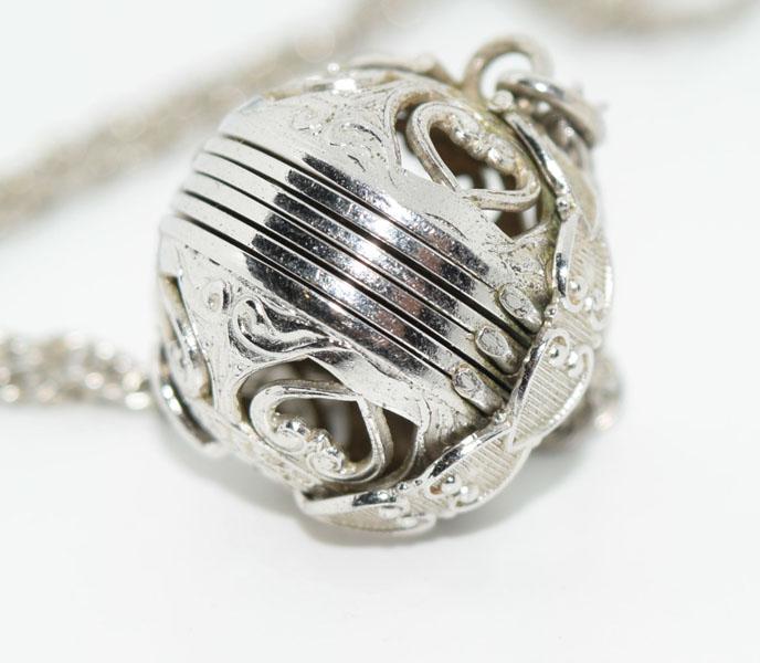 VTG Costume Photo Album Sphere Necklace (1 of 6)