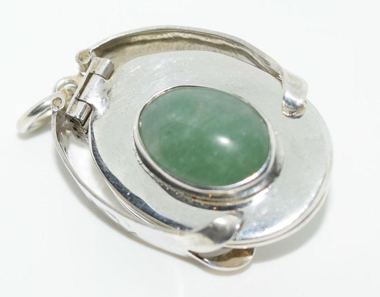 Mexico Sterling Natural stone Hinged Locket: This pendant measure’s 29.8 x 21.3mm with 2 natural stones approx. 13 x 9.5mm & stamped 925 Mexico unknown.