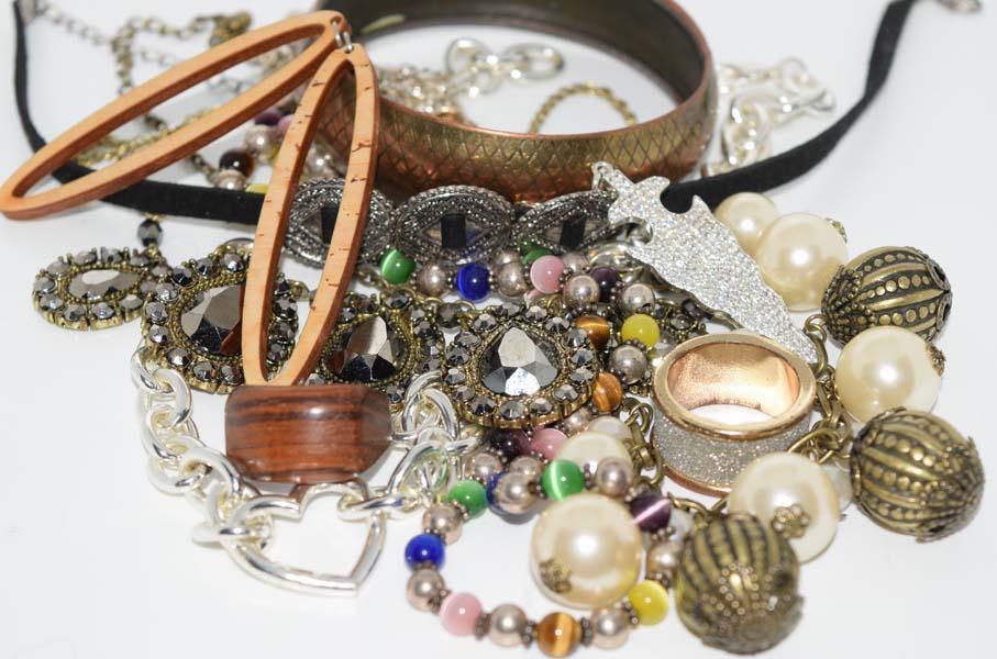 10 Piece Costume Jewelry Lot (1 of 5)