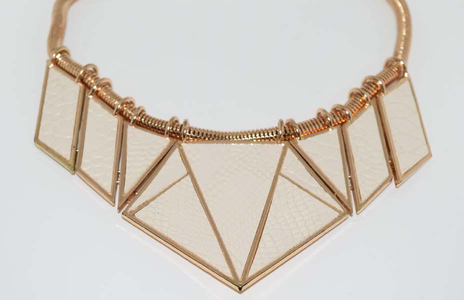 Aldo Gold Tone Fashion Necklace: Aldo gold tone fashion necklace | Measurement: 17” – 19” length, 80mm width