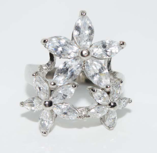 Silver Tone Flower Rhinestone Ring Sz 7 (1 of 2)