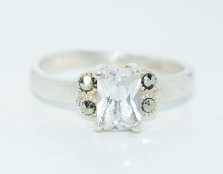 Vintage Sterling Marcasite Emerald Cut Stone Ring Sz7: This ring measures 7.5 x 5.5mm face a size 7 & stamped 925 Unknown makers mark.