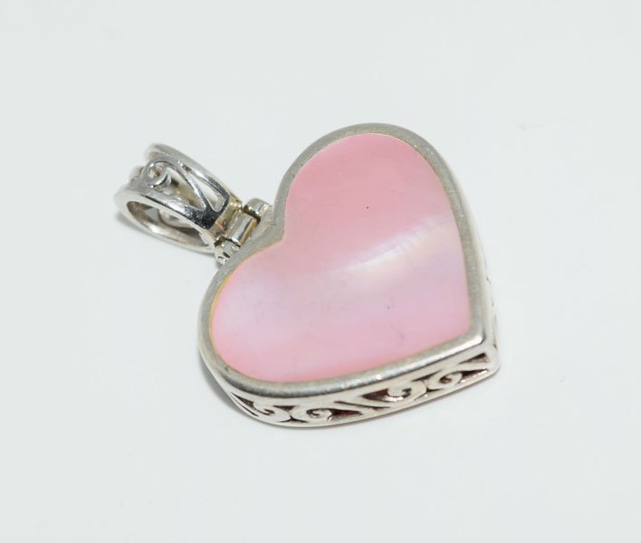 Sterling Silver Mother of Pearl Heart Pendant: This pendant measures 27mm wide with a 37mm drop, weighs 10.51grams & stamped 925.