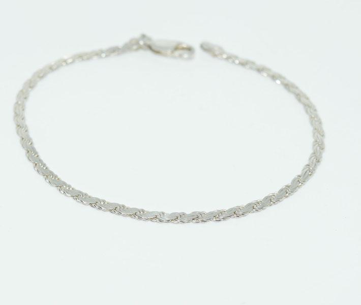 Vintage Milor Sterling Flat Rope Chain Bracelet: This bracelet measure’s 2.5mm wide 7.5inches long & stamped 925 Milor made in Italy.
