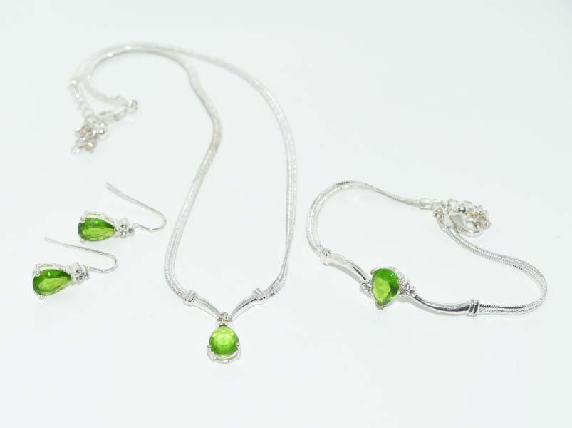 Avon Silver Tone Teardrop Sparkling Set (1 of 5)