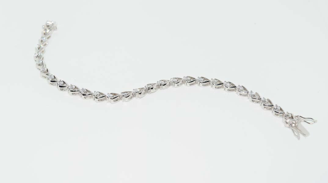 Fashion V Design Tennis Bracelet: This bracelet measures 5mm wide & 7inches long.