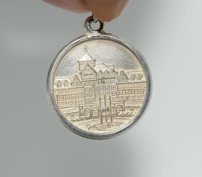 Sterling Silver Buckingham Palace Charm: Weighs 2.66grams Measures 22.5 x 19.3mm Stamped Sterling