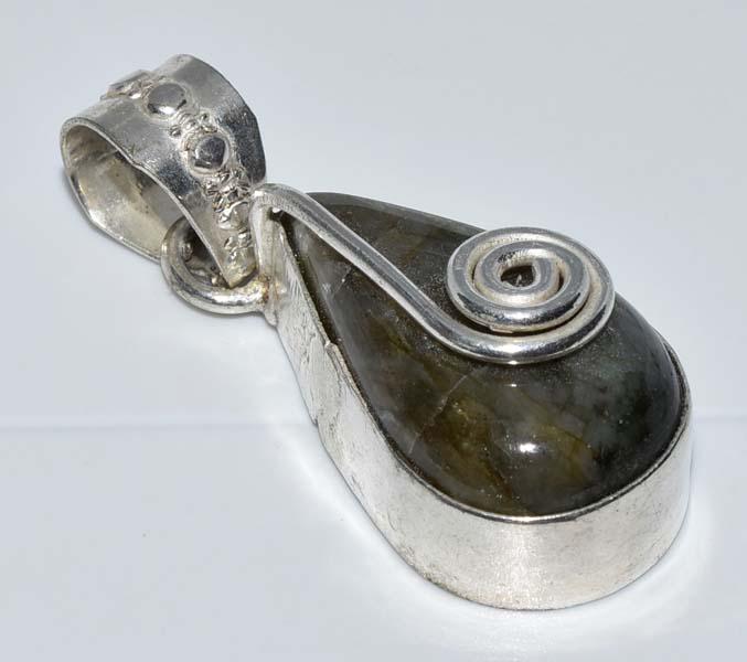 Silver Tone Labradorite Pendant: Measurement: 46mm drop, 17mm width