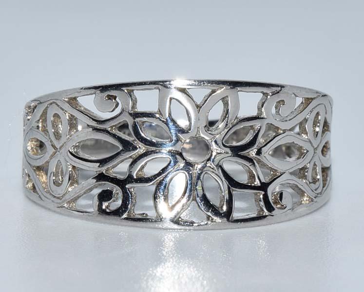 Sterling Silver Flower Band Ring Sz 8 (1 of 3)