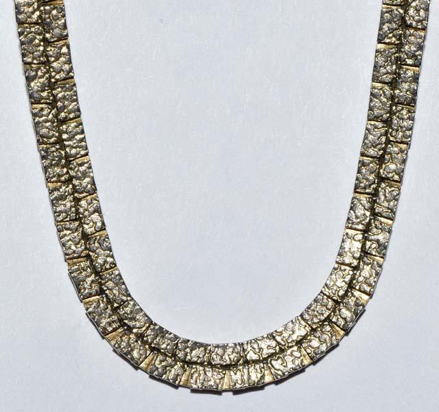 Vintage Gold Tone Necklace: Measurement: 23 inch length, 5.6mm width