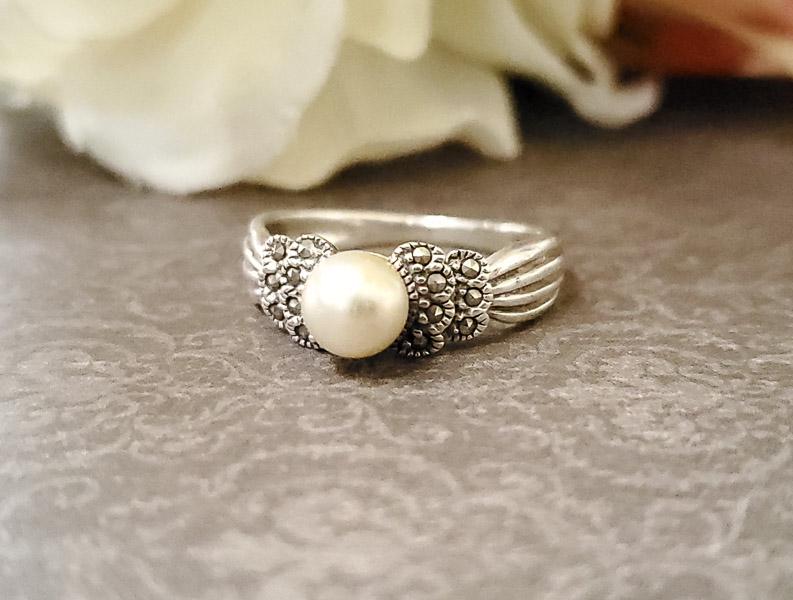 Sterling Silver Ring Sz 7: Item Details: Ring Size: 7 Ring Face: 7mm Adjustable Yes Or No: No Band Width: mm Other: N/A Stone Type: Pearl, Marcasite Stone Cut: Round Stone Color: See Pics Ring Style: Classic Carats: Not Reviewe