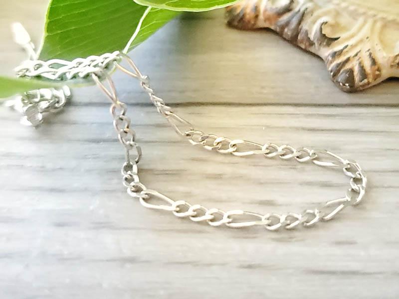 Sterling Silver Bracelet: Item Details:Sterling Silver Bracelet Type: Figaro Chain Length: 7 Inches Width: 2.3 mm Other: Spring Ring Closure Stone Type: None Stone Cut: N/A Stone Color: N/A Shape/Style: Figaro Chain Carats: N/